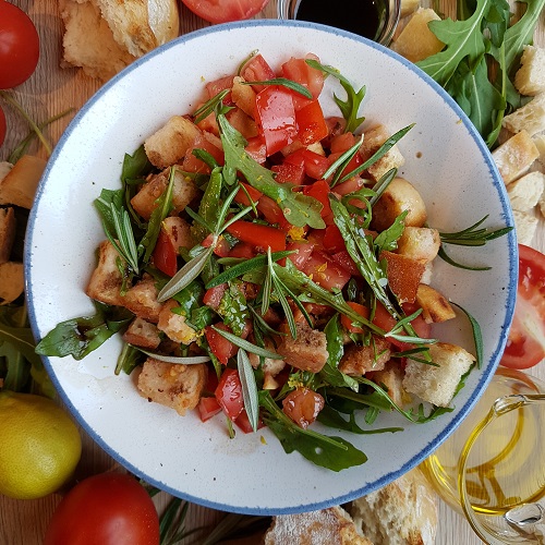 Perfekt für Gartenparty, Buffet oder Grillabend: Frische Tomaten, Rucola und knuspriges Knoblauch-Rosmarin-Brot mit leckerem Dressing – ein echter Genuss!