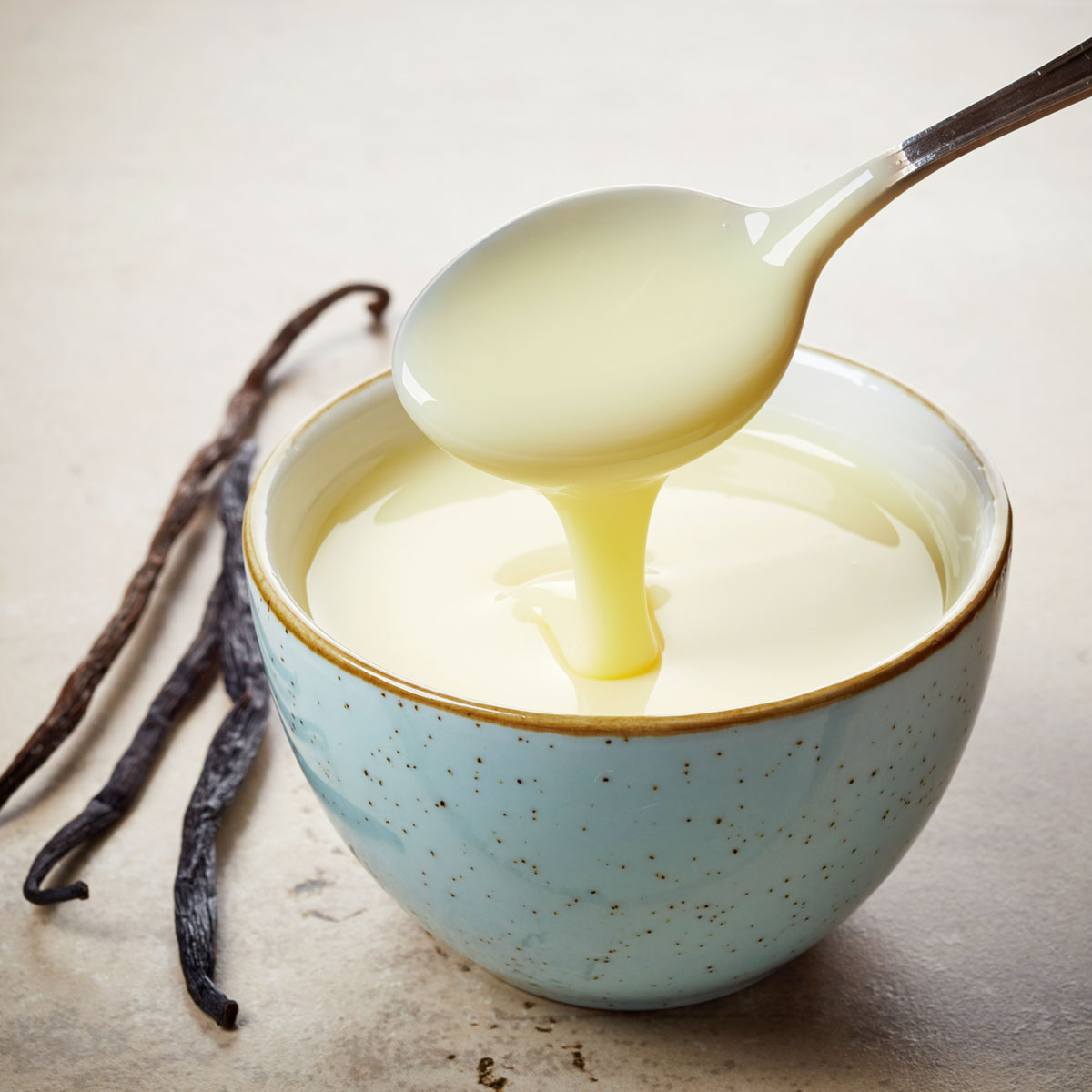 Vegane Vanillesoße: Ohne Milch, Sahne und Ei – Mandelmilch, Ahornsirup und Cashewmus machen diese Soße zur köstlich-nussigen, veganen Alternative. Ideal mit dem Lurch Schneebesen und Sieb.