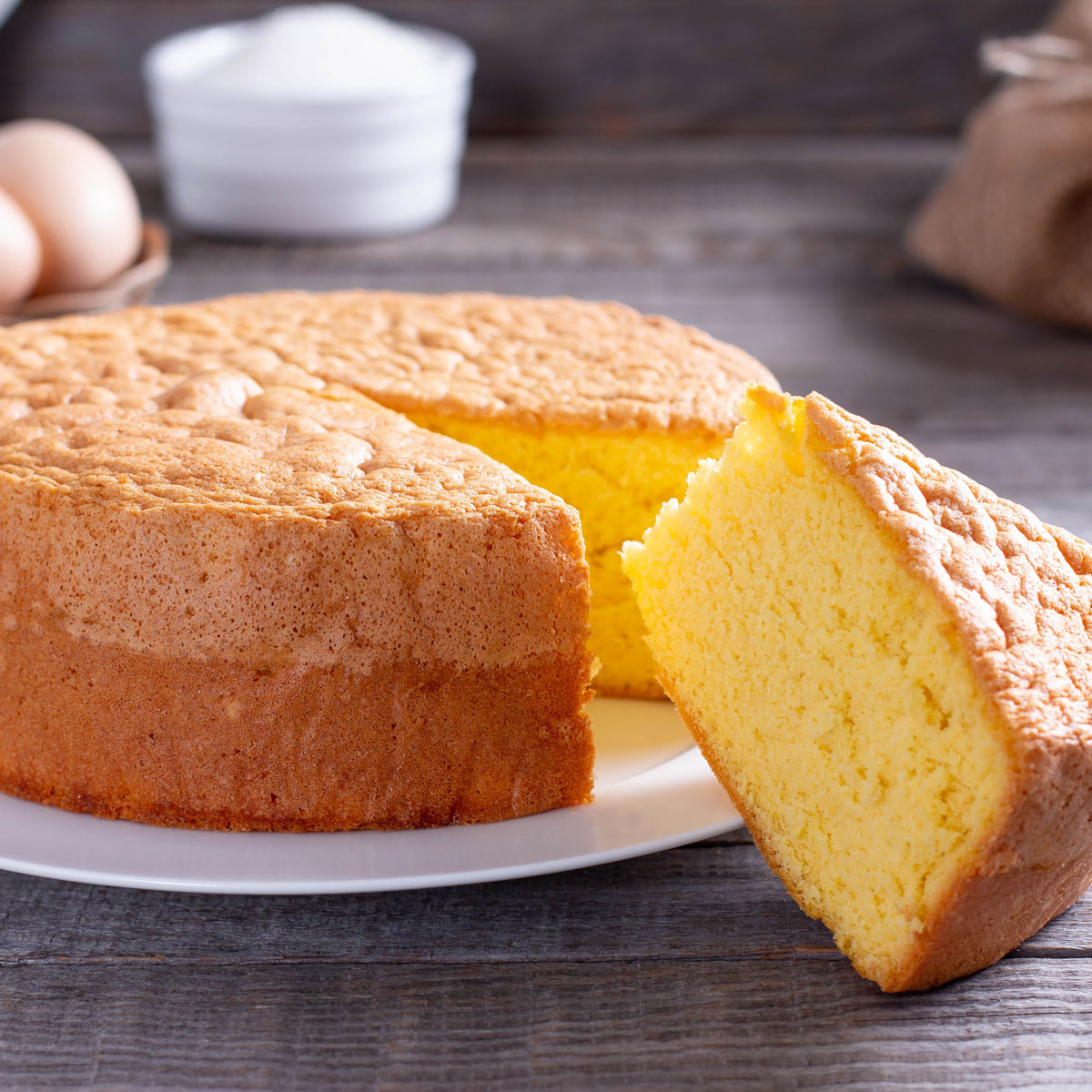 Ein luftiger Biskuitteig (Spongecake) ist die perfekte Grundlage für viele Torten und Obstkuchen – und verführt zum Naschen, noch bevor er belegt ist. Richtig gut wird es in der Lurch Springform aus Silikon.