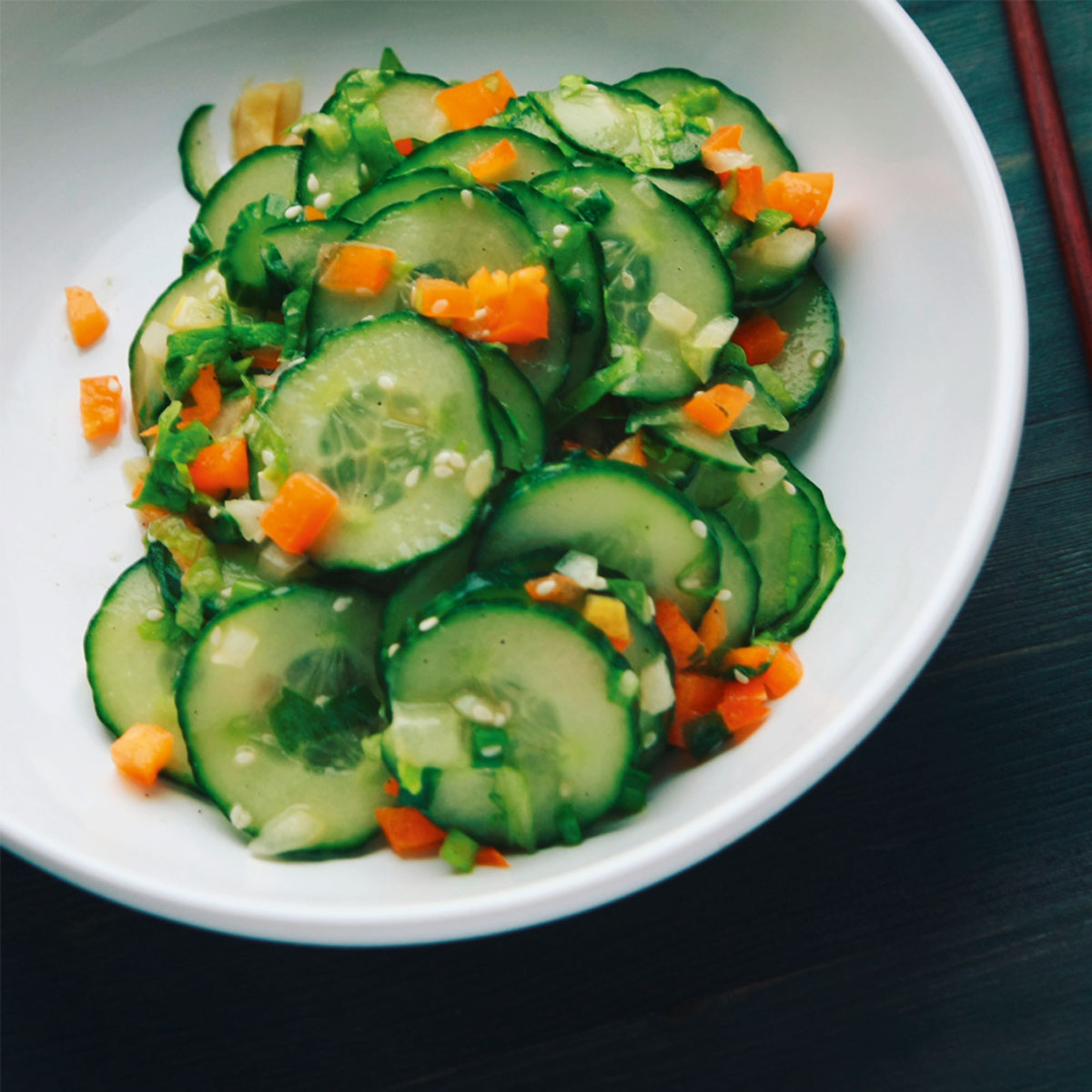 Frischer Gurkensalat mit asiatischem Dressing – leicht, aromatisch und perfekt als sommerliche Grillbeilage.