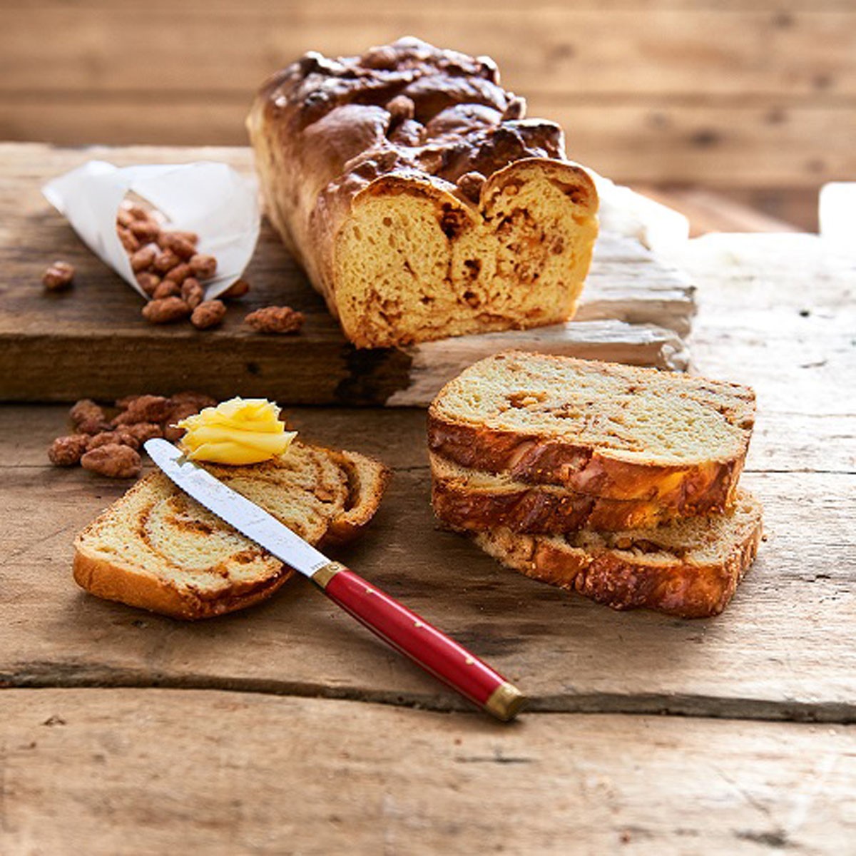 Hefezopf mit Mandeln Hefezopf mit Mandeln