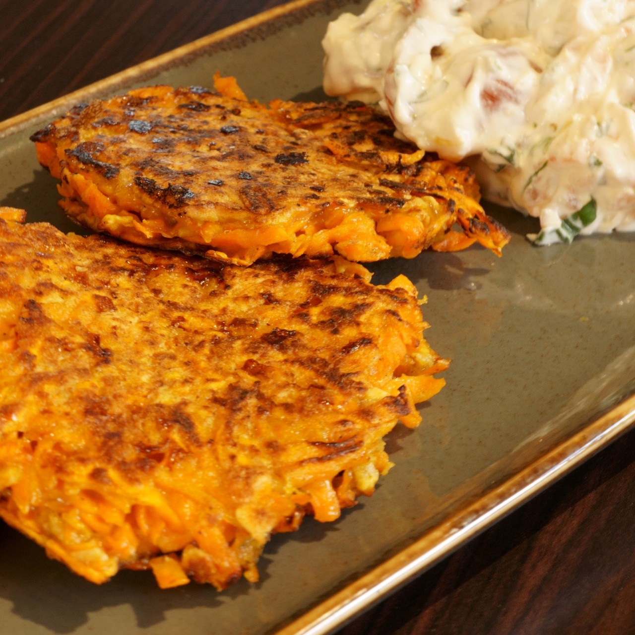 Süßkartoffelpuffer mit cremigem Tomaten-Lachs-Salat