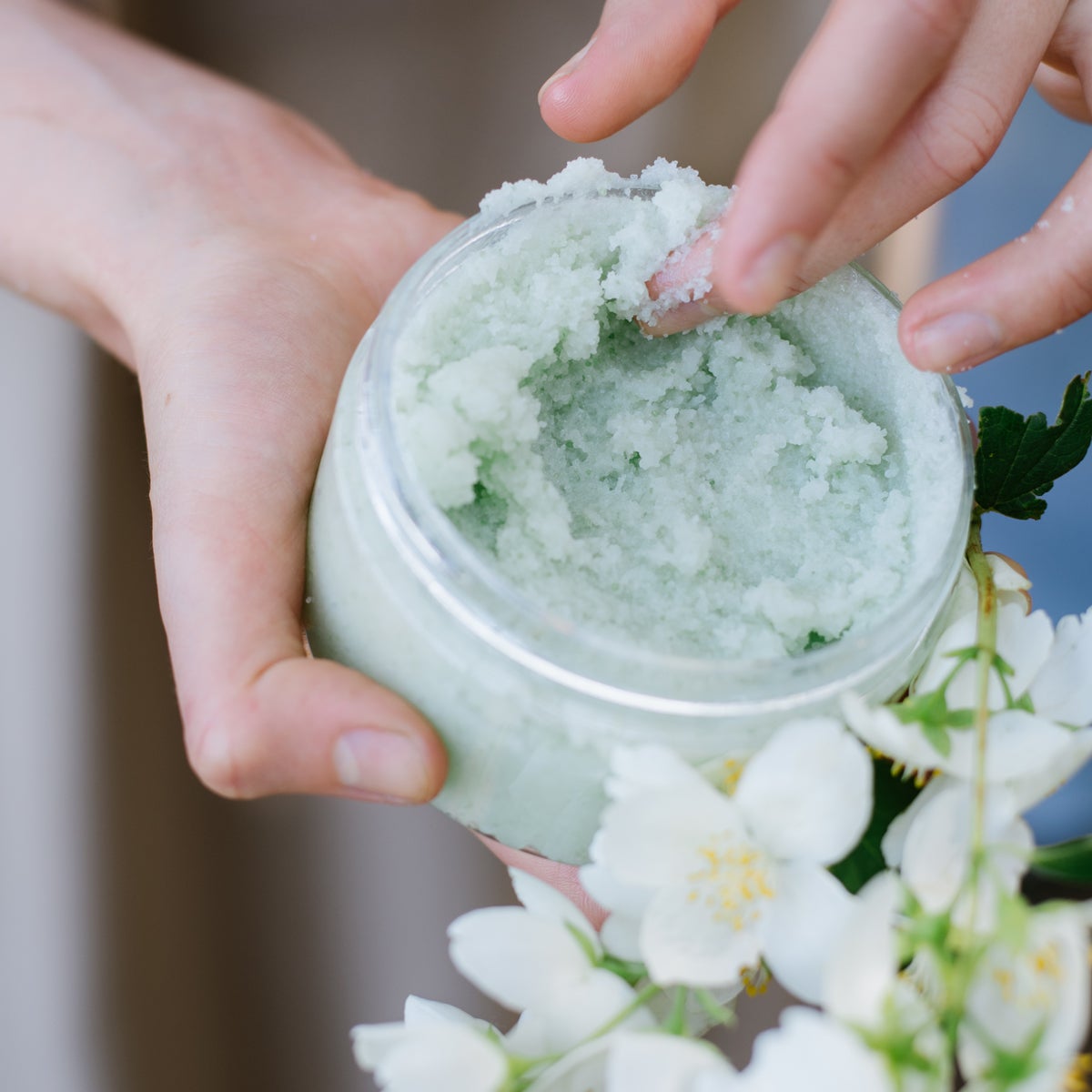 Scrub corpo al sale con AHA Gelsomino nordico e verbena