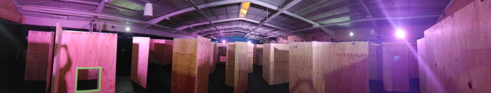 ansicht der lasertag-arena in oldenburg mit stabilen holz-stellwaenden in z-form die fuer spannende spiele und kuenstlerische gestaltung genutzt werden