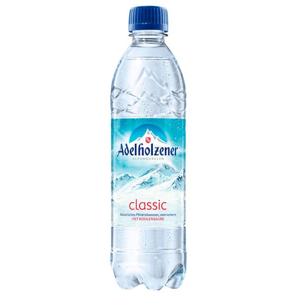 Adelholzener Classic natürliches Mineralwasser aus den Alpen in 0,5 Liter PET-Flasche mit Kohlensäure.