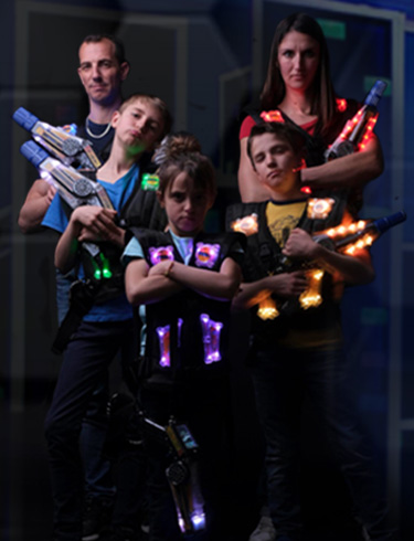 Eine Familie in Lasertag Ausrüstung buchen das Spar-Abo