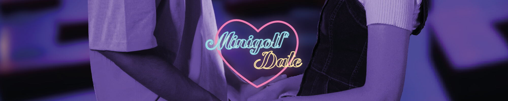 Langes Bannerbild mit einem Paar in Teilansicht und einem Neonherz mit der Aufschrift "Minigolf Date" inmitten einer verschwommenen, blauen Umgebung, ideal für eine romantische Freizeitaktivität.
