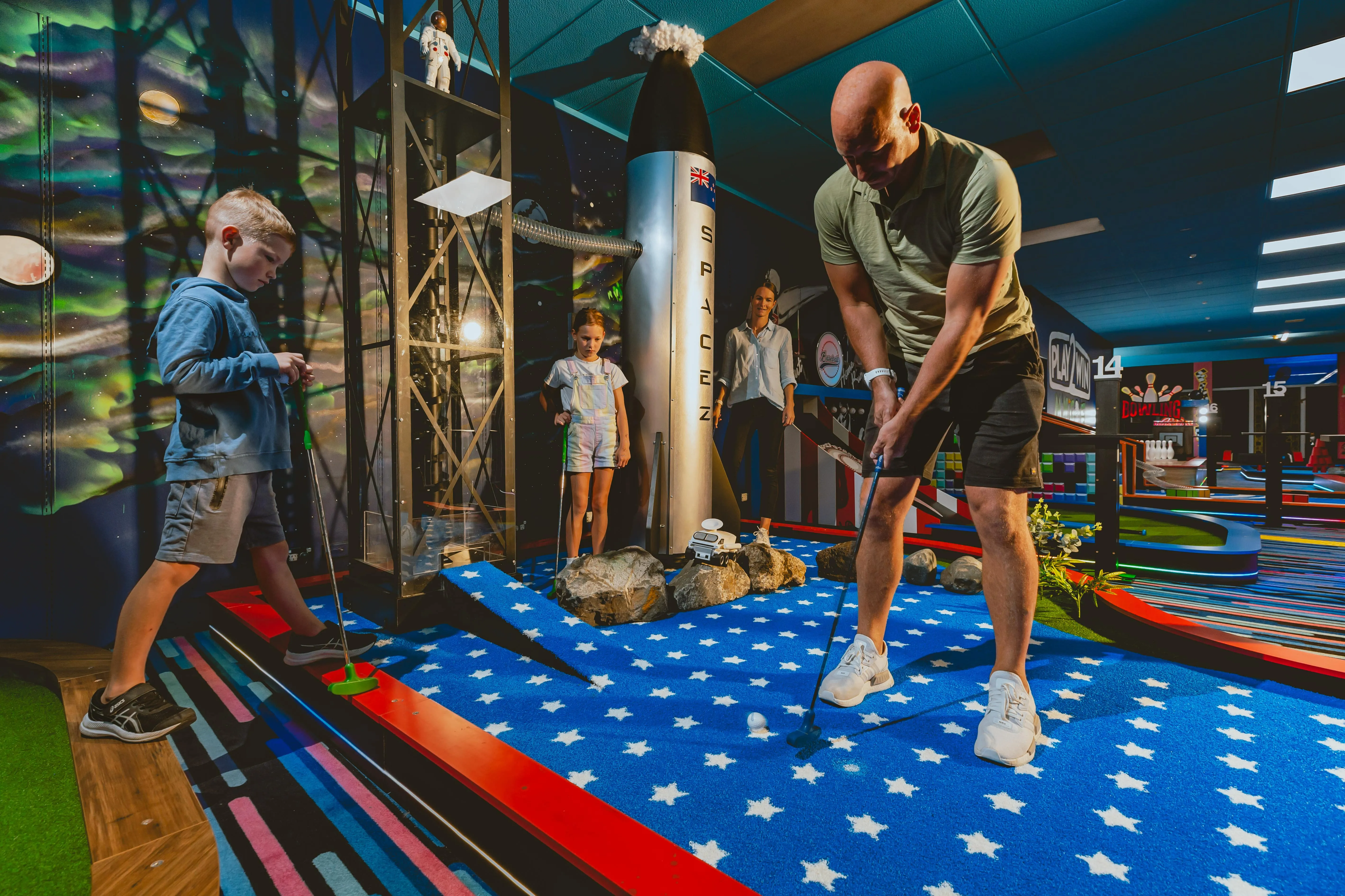Erleben Sie futuristischen Minigolf-Spaß mit PuttBrothers Spazez Minigolf! Tauchen Sie ein in eine Welt voller leuchtender Farben und einzigartiger Weltraum-Designs.