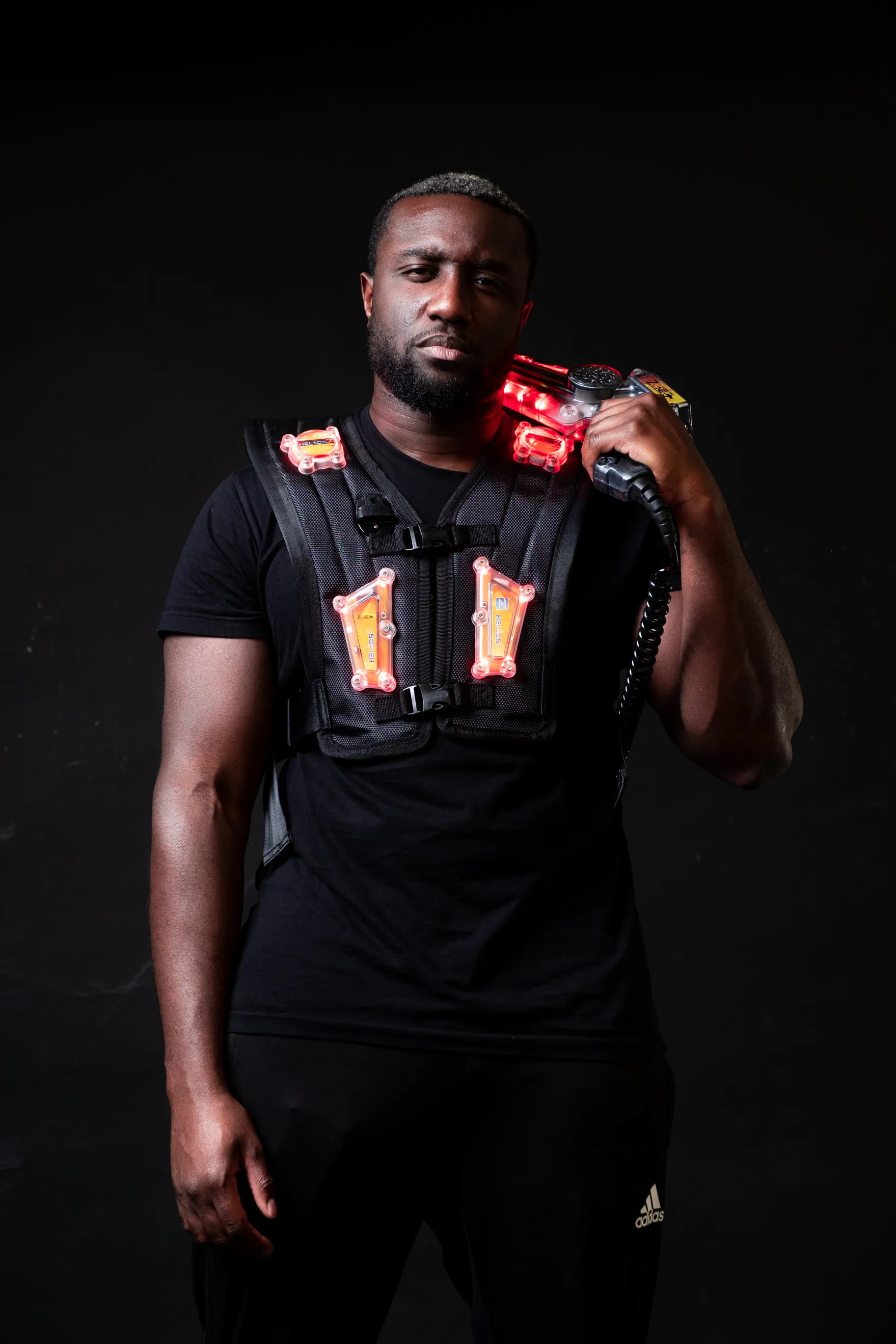 Lasertag-Spieler afrikanischer Herkunft in der Zone Arena – voller Fokus im Spiel