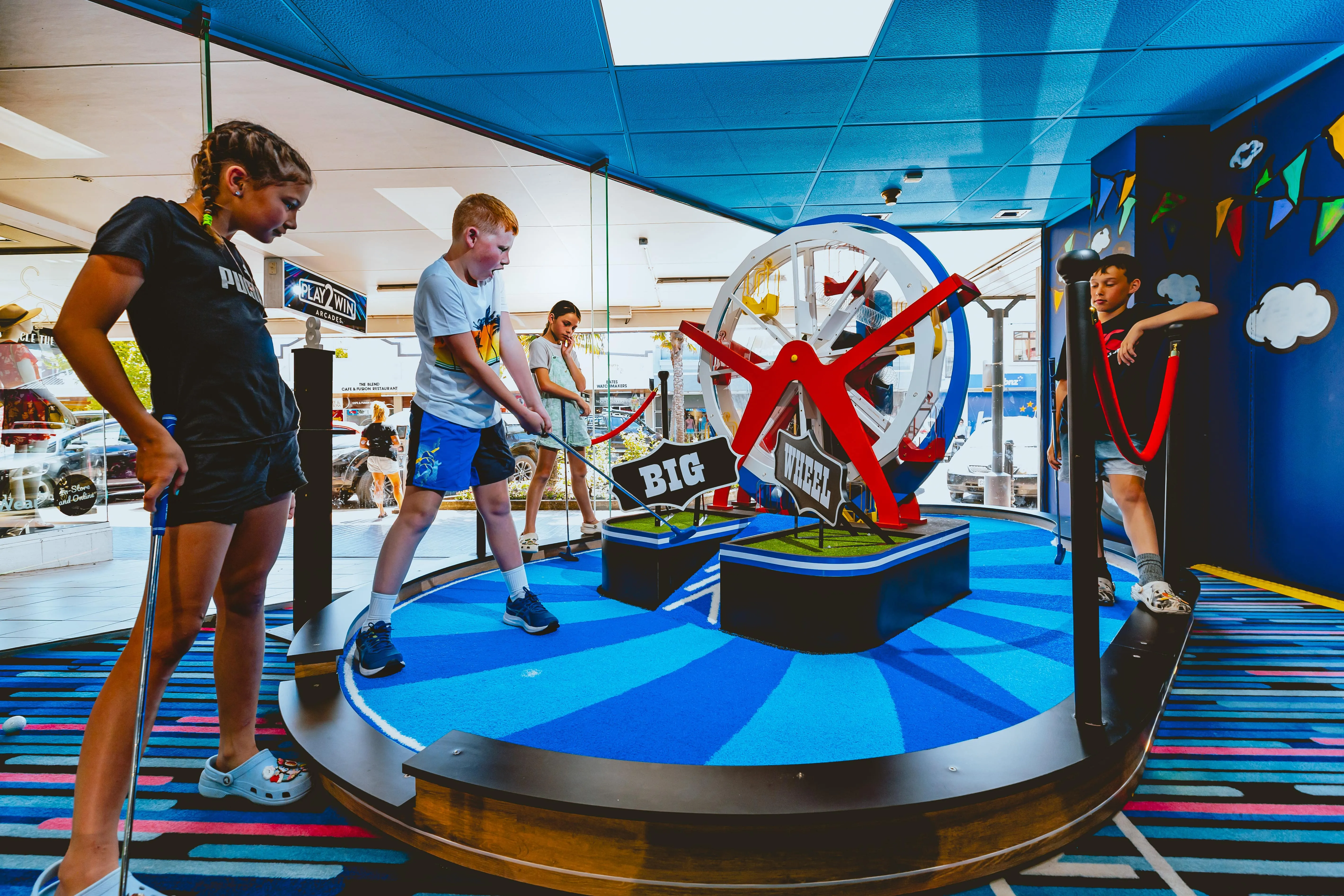 Erleben Sie mit PuttBrothers The Lucky Spin Minigolf ein einzigartiges Spielvergnügen! Testen Sie Ihr Glück und Ihre Fähigkeiten auf kreativen Bahnen voller Überraschungen.
