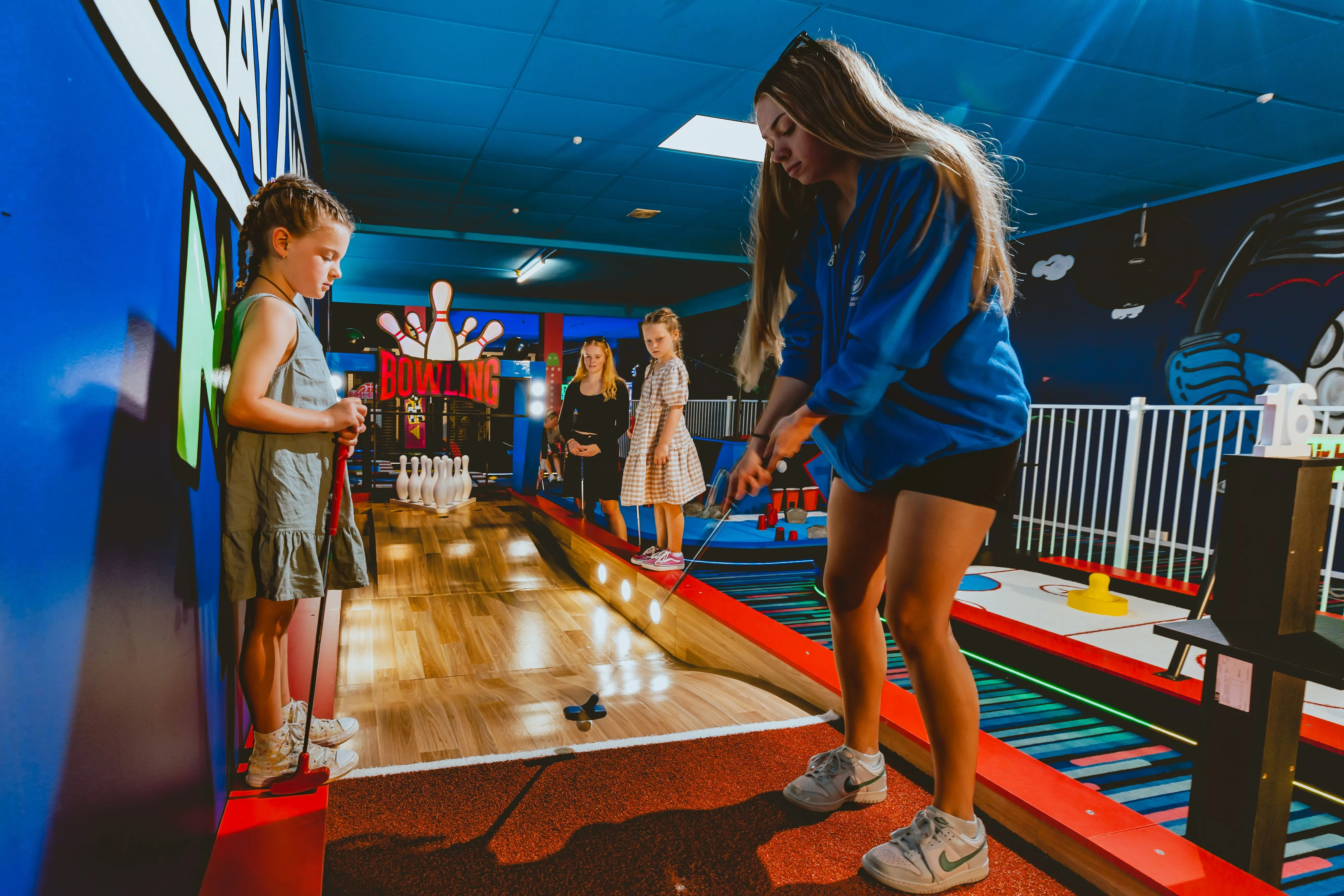 Erleben Sie den ultimativen Spielspaß mit PuttBrothers Bowling Minigolf! Genießen Sie kreative Bahnen, aufregende Herausforderungen und unvergessliche Momente für die ganze Familie.