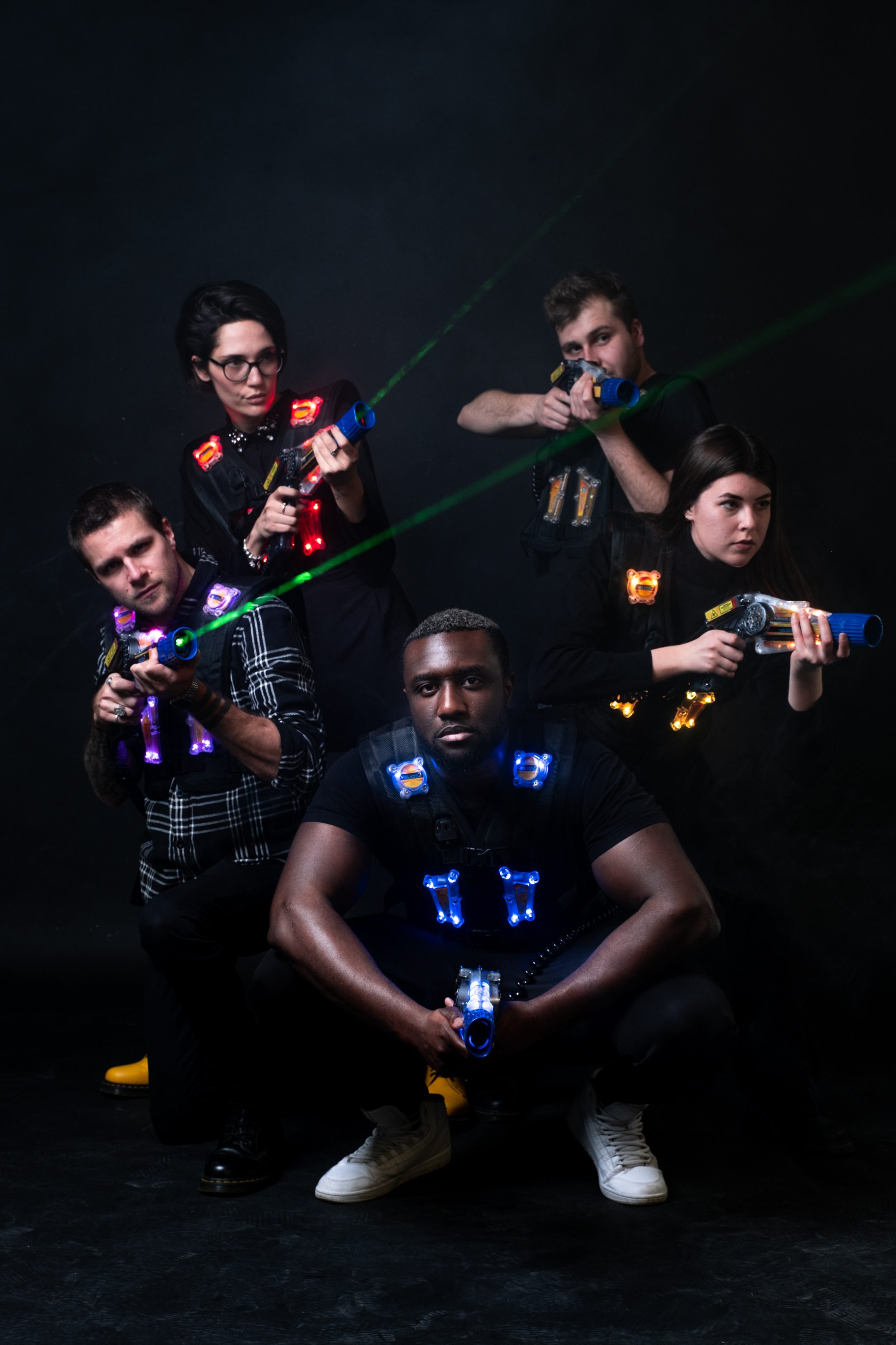 Junge Lasertag-Spieler der Generation Z in der Zone Arena beim spannenden Match