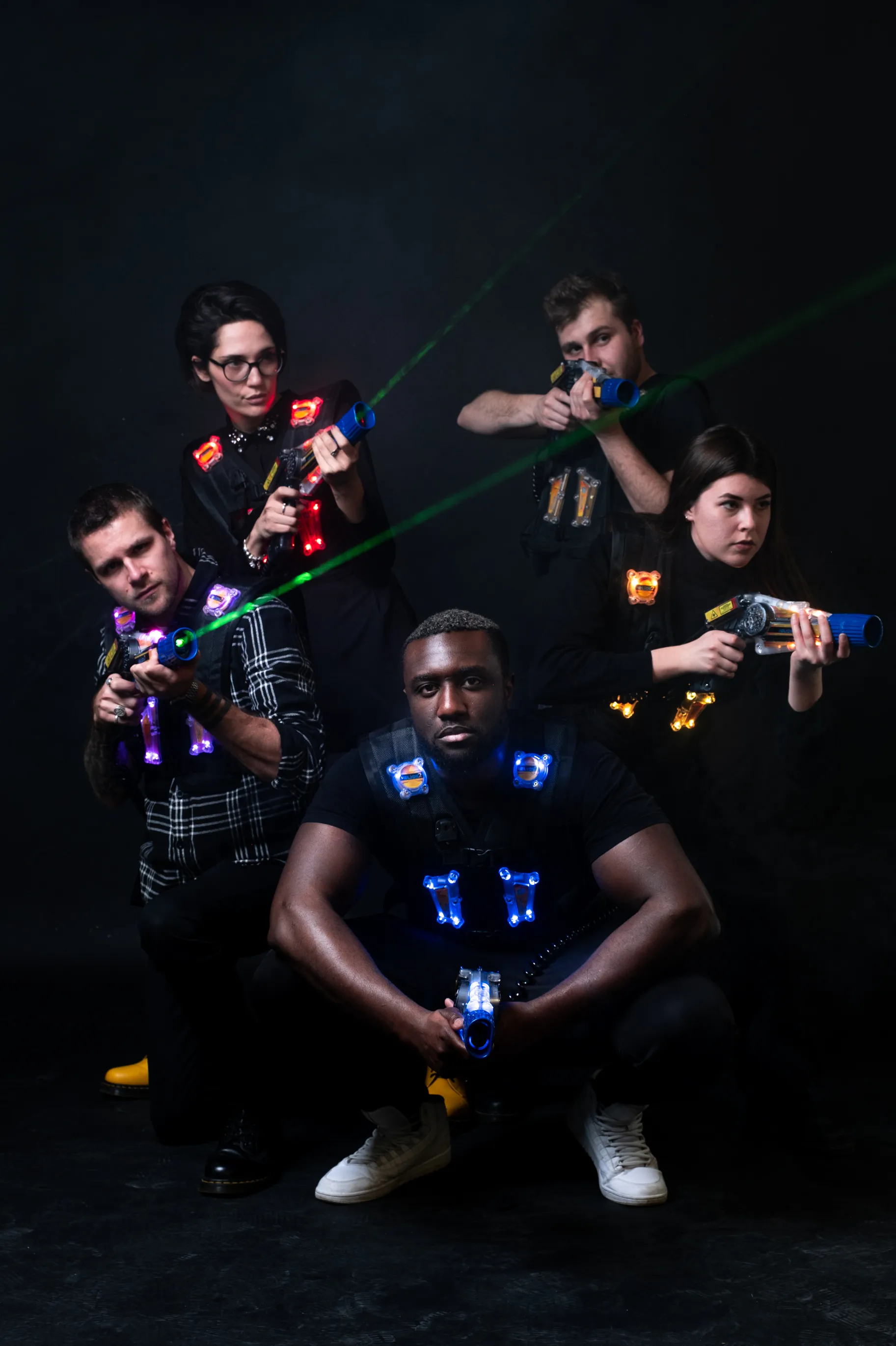 Junge Lasertag-Spieler der Generation Z in der Zone Arena beim spannenden Match