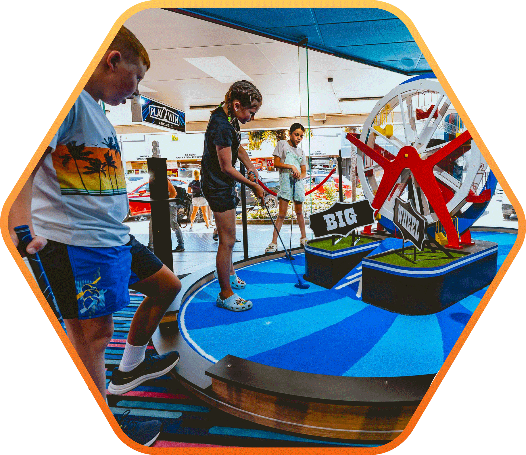 Spielbereich, Person, Kurze Hose, Schuh, Auto