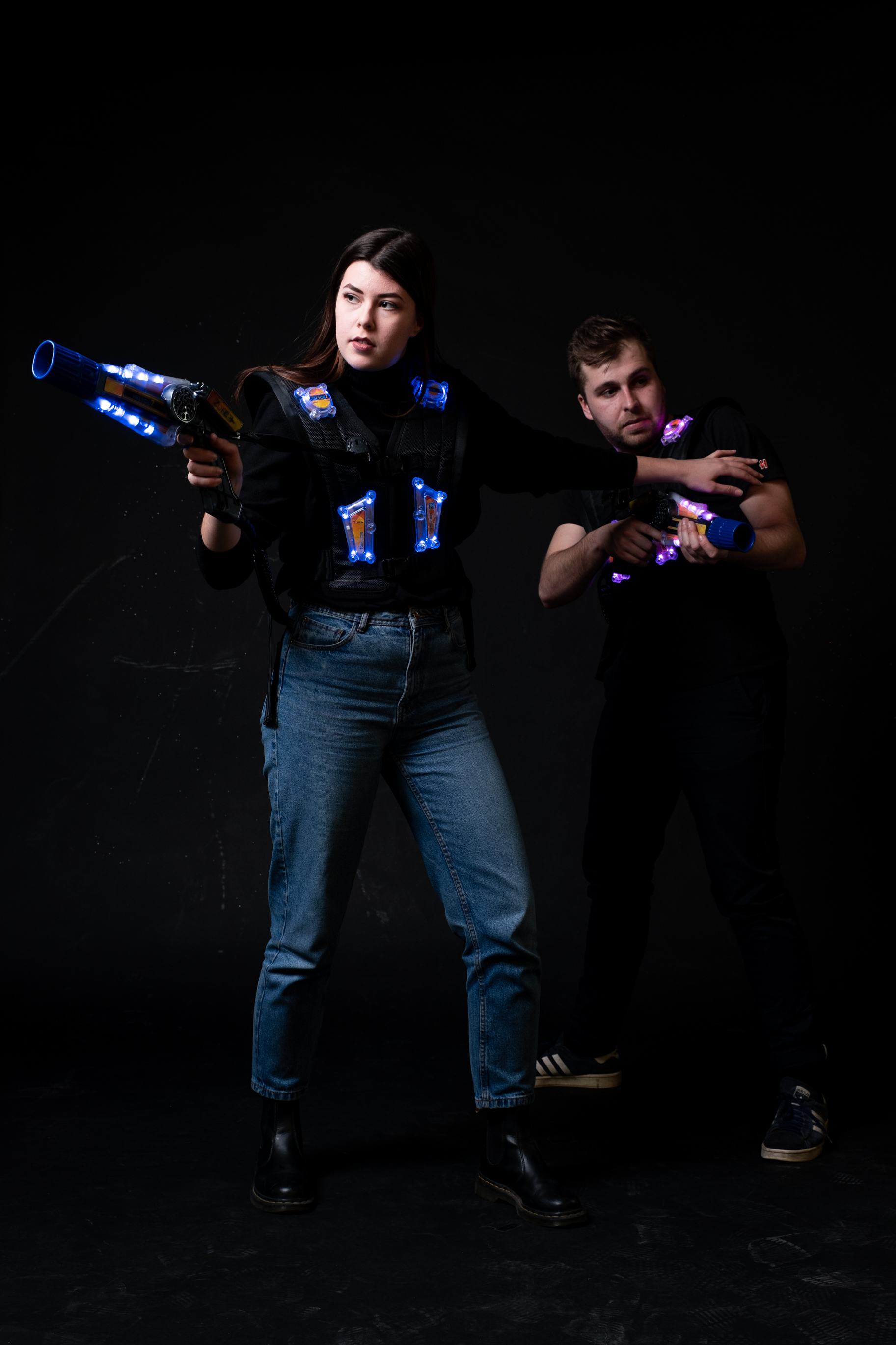 Lasertag spielendes Pärchen in der Zone Arena – Teamwork und Spannung im Match Pärchen beim Lasertag in der Zone Arena – Actionreiches Spielerlebnis zu zweit