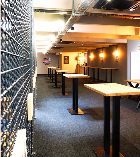 Erlebe spannendes Axtwerfen im Foyer von Bullseye Axtwerfen in Heilbronn. Ideal für Teamevents, Firmenfeiern und unvergessliche Freizeitaktivitäten.