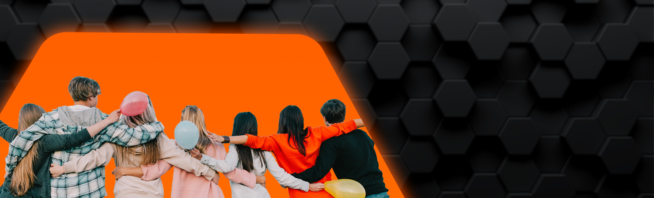 ein schwarzes Banner mit Wabenmuster. Darauf zu sehen ist eine Gruppe Menschen, von hinten abgebildet, die sich freundschaftlich in einer Reihe stehend in den Armen liegen. 