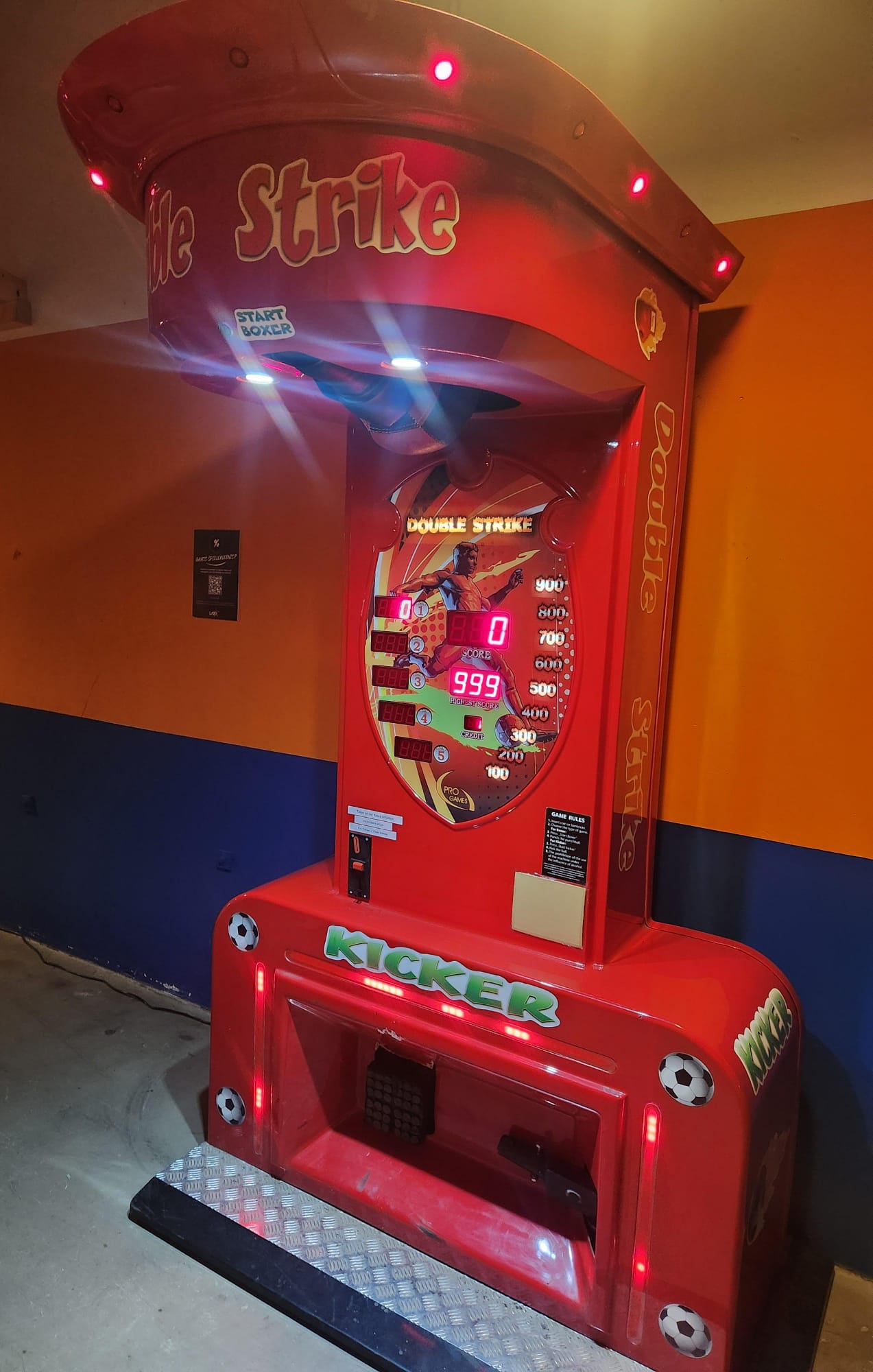 Arcade-Maschine 'Double Striker' - Doppelter Spielspaß im Retro-Arcade-Stil