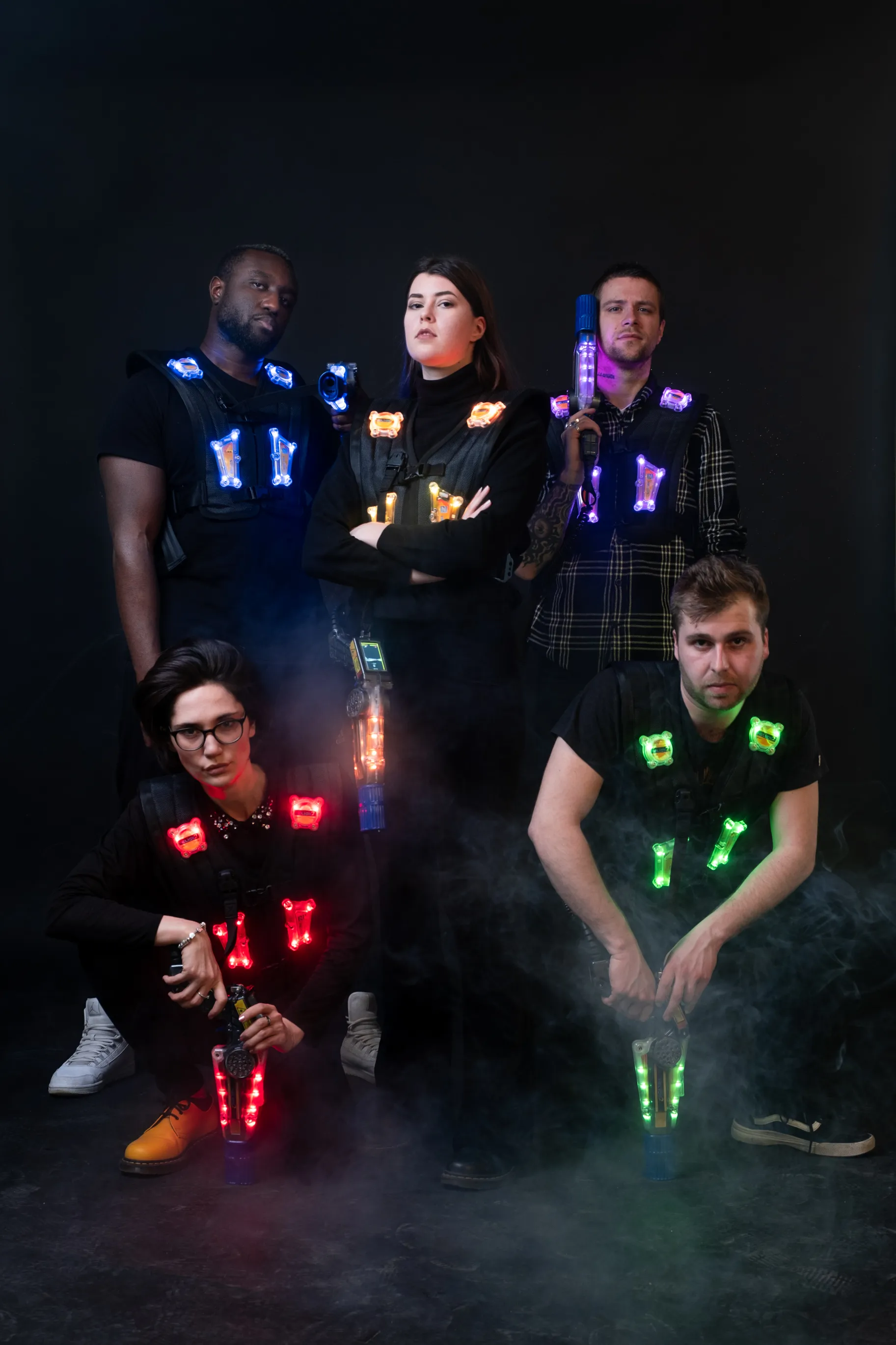 Lasertag-Spieler in der Zone Arena mit High-Tech-Ausrüstung