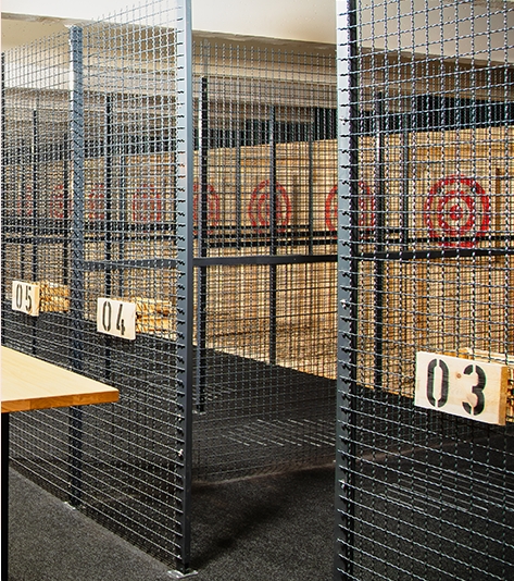 Tauche ein in die aufregende Welt des Axtwerfens im Cage von Bullseye Axtwerfen in Heilbronn. Perfekt für aufregende Herausforderungen und unvergessliche Erlebnisse mit Freunden und Kollegen.