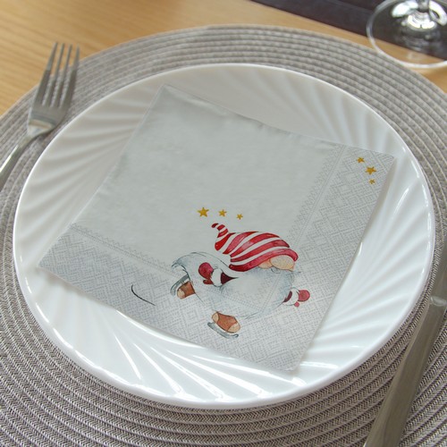 20 Servietten Niels - Wichtel läuft Schlittschuh 33x33cm