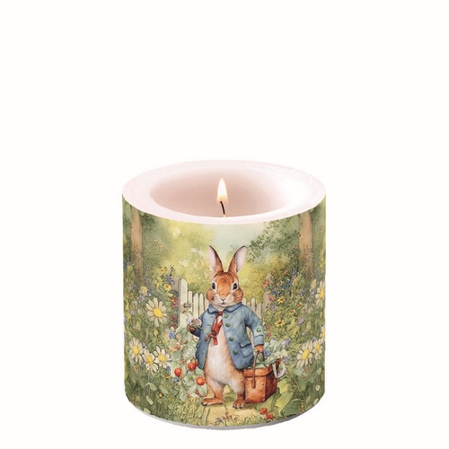 Kerze rund klein Mister Rabbit  - Hasenmann im Garten Ø 7,5cm, Höhe 9cm