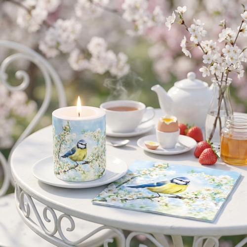 Kerze rund klein Blossom time  - Blaumeise an Frühlingszweige Ø 7,5cm, Höhe 9cm