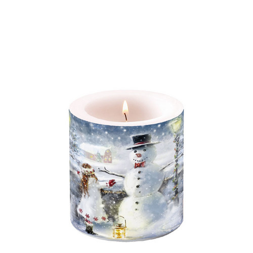 Kerze rund Embrace – Große Umarmung im Winter Ø 7,5cm, Höhe 8cm