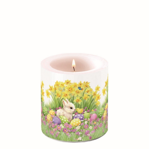 Kerze rund klein Easter friends - Hase und Küken an Narzissen Ø 7,5cm, Höhe 9cm