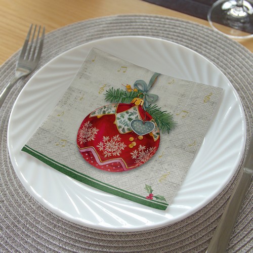 20 Servietten Christmas Bauble - Rote Kugel auf Notenzeile 33x33cm