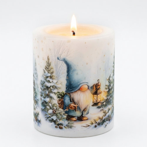 Kerze rund Blue Gnome in Winter Forest - Blauer Gnom im Wald Ø 8cm, Höhe 8,5cm