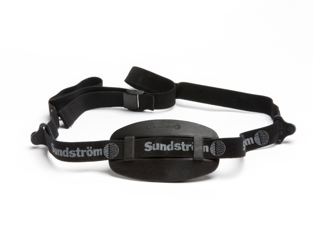 Ein schwarzes, verstellbares Kopfband mit aufgedrucktem Markennamen „Sundström“, konzipiert für die Verwendung mit Atemschutzgeräten.