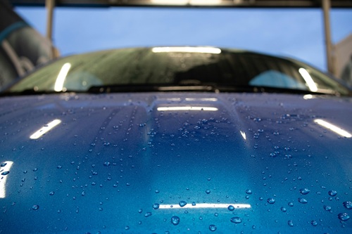 Auto mit blauem Lack