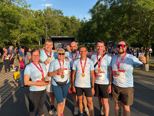 TOPLAC-Team-im-Ziel-mit-Medalien