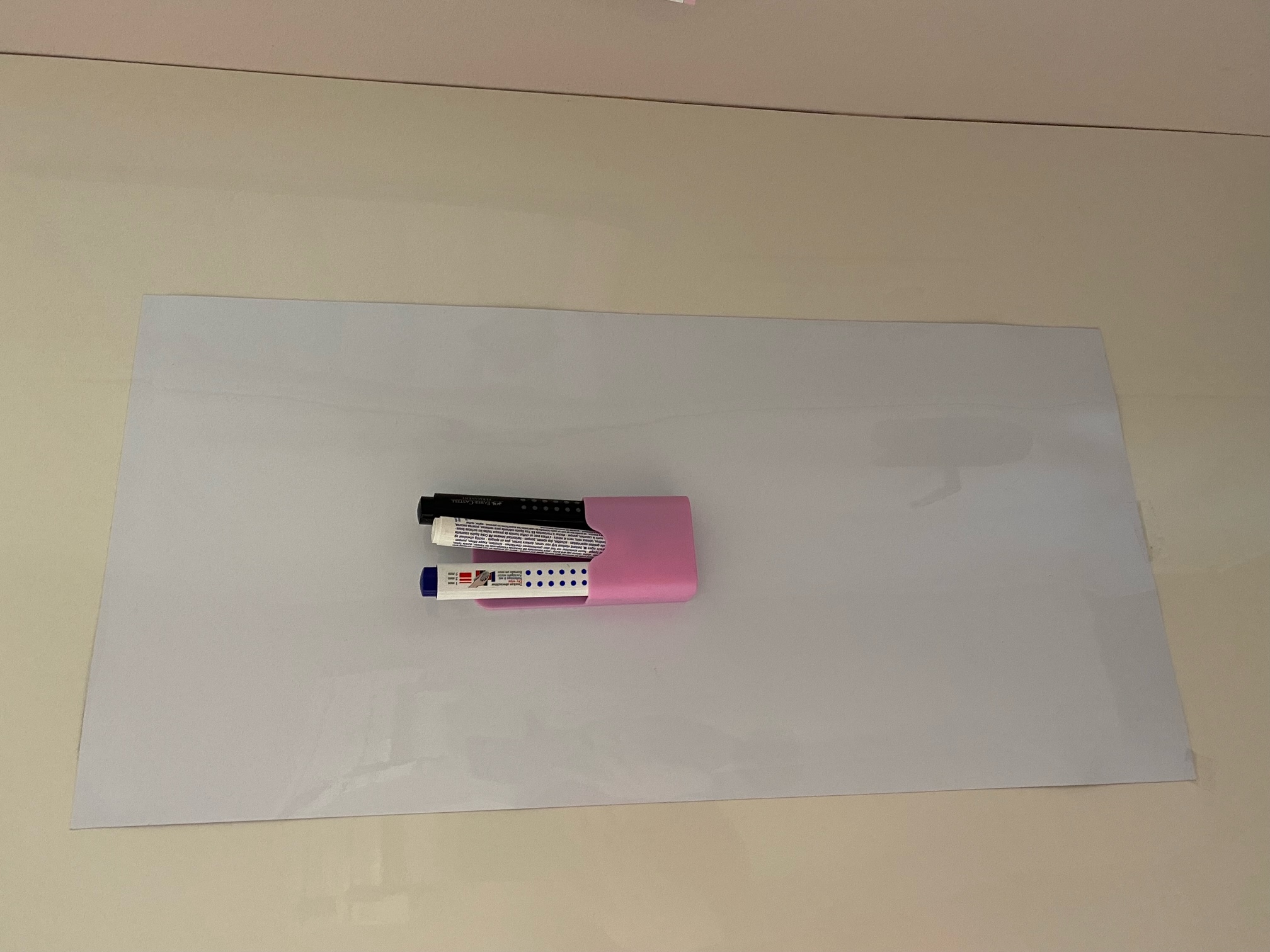 Stifthalter magnetisch schmal  - 12cm x 2.7 x 5.7 - Pink für Tafel,- Whiteboardfolien  Stifthalter magnetisch schmal  - 12cm x 2.7 x 5.7 - Pink für Tafel,- Whiteboardfolien