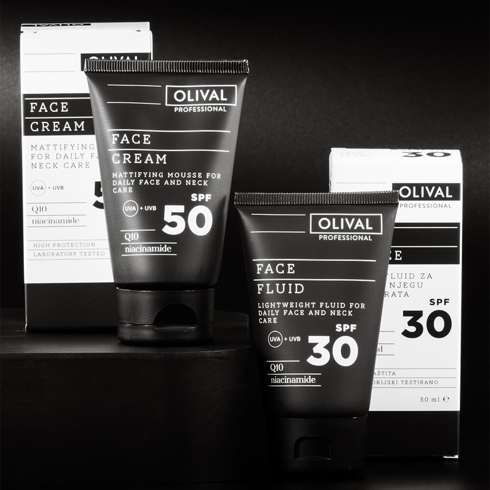 Foto von zwei Olival Produkten. Face Cream SPF 50 und Face Fluid SPF 30. Schwarz weis Foto. Die Produkte sind vor einem Schwarzen Hintergrund.