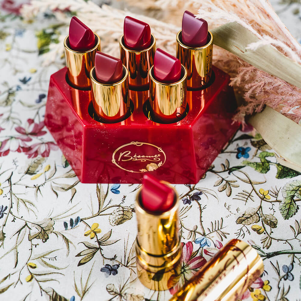 Besame Lippenstifte mit buntem floralem Hintergrund