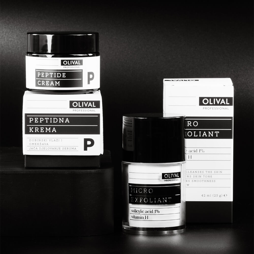 Foto von zwei Olival Produkten. Mikro-Peeling und Peptide Cream P. Schwarz weis Foto. Die Produkte sind vor einem Schwarzen Hintergrund.