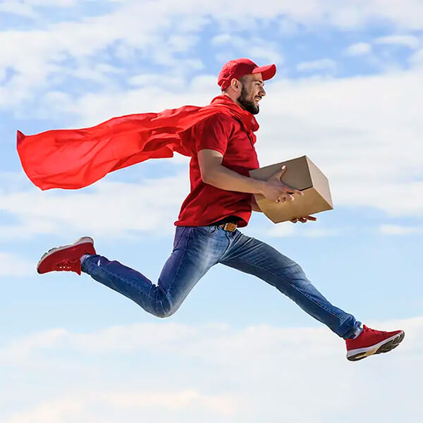 Text: Himmel als Hintergrund, ein Mann in Jeans und rotem Halstuch, einem Paket in der Hand, läuft über den Wolken.