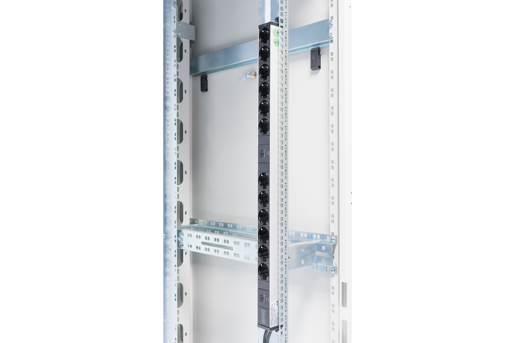 DIGITUS Steckdosenleiste mit Aluminiumprofil und Überlastschutz, 12-fach Schutzkontaktsteckdose, 2 x 2 m Zuleitung Schutzkontaktstecker