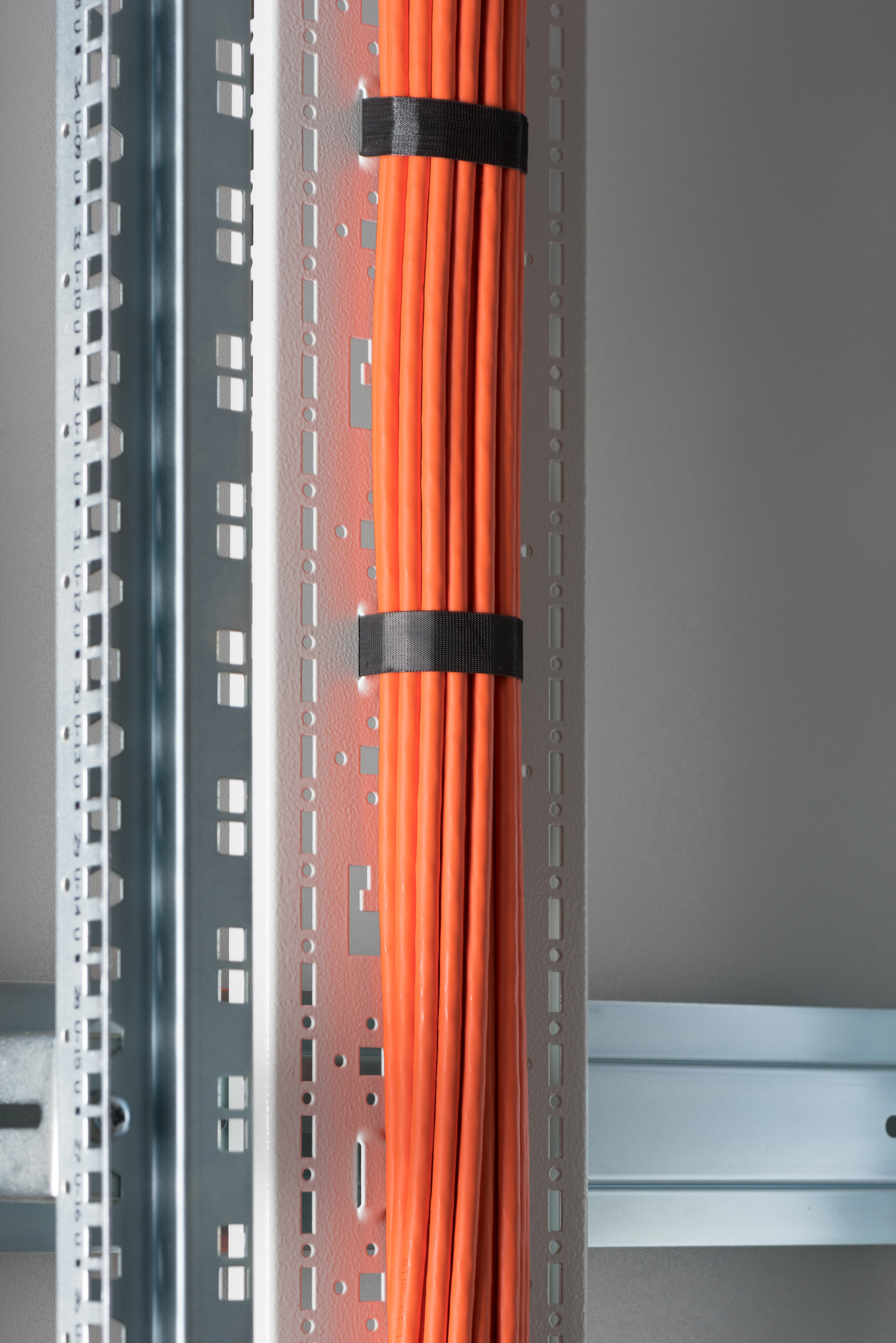 DIGITUS Vertikale Kabeltrasse für 483 mm (19") 42HE Netzwerk- und Serverschränke