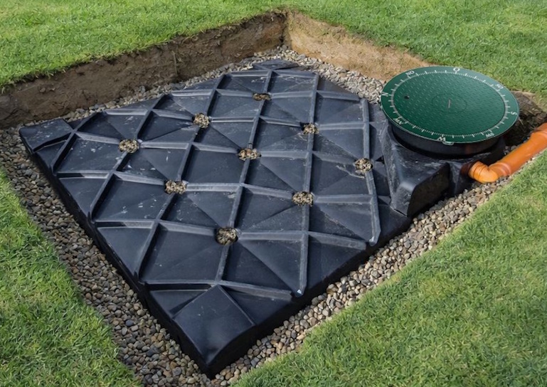 eingebaute Versickerungsrigole mit Zugangsschacht