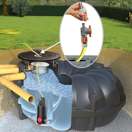 Eingebaute NEO Flachtank Zisterne mit Pumpe, Schlauch, Filterkorb und Wasserentnahme im Deckel; Detailansicht Wasseranschluss im Deckel.