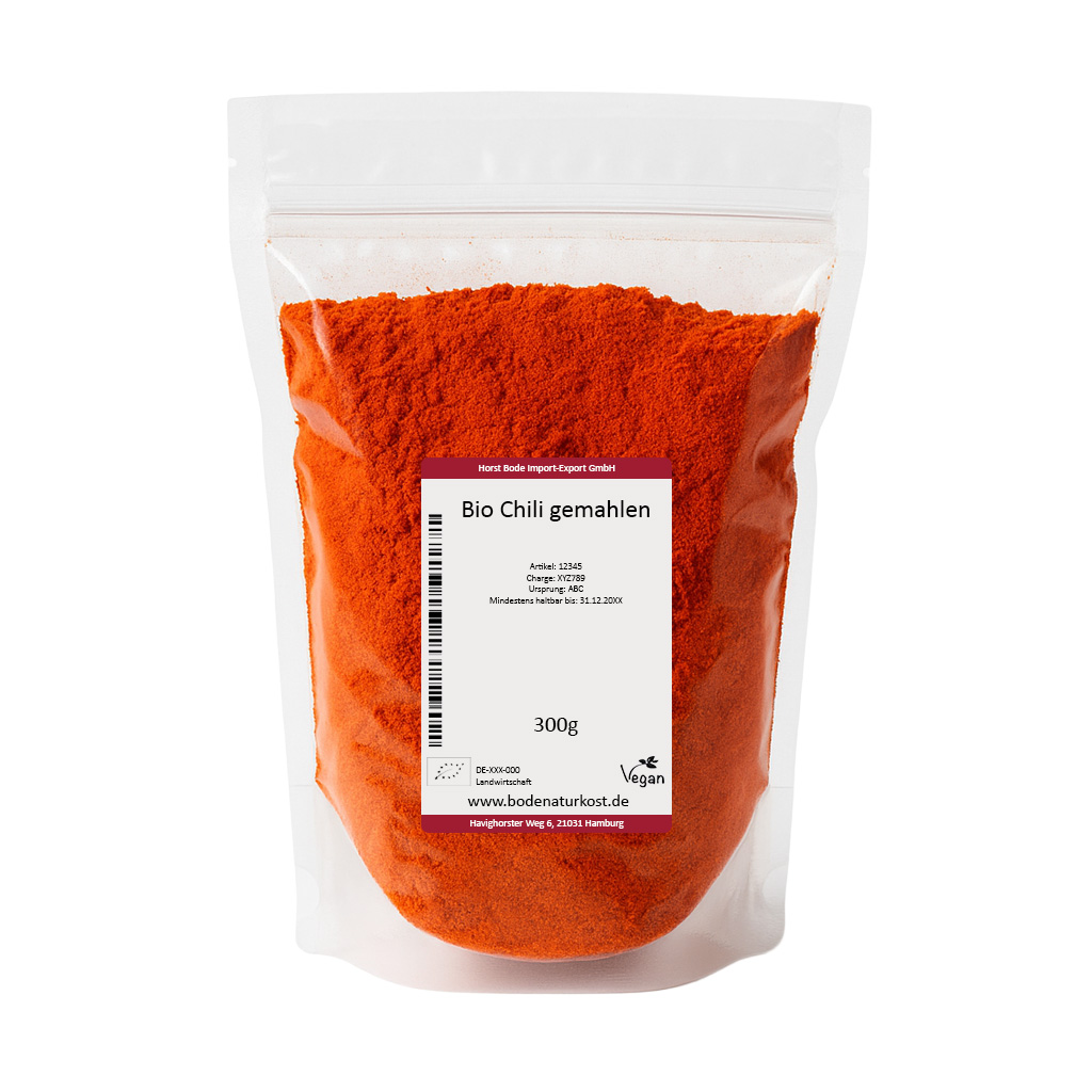 Transparenter Standbeutel mit 300 g gemahlenem Bio-Chili, rot-orangener Chilipulver sichtbar, weißes Etikett