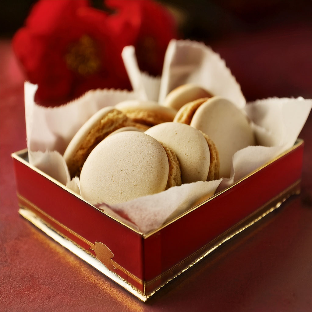 Elegante Geschenkbox gefüllt mit Gourmet-Macarons