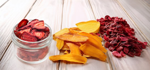 Getrocknete Erdbeer-, Mango- und Rote-Bete-Scheiben auf weiß