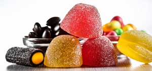 Bunte gemischte Geleebonbons auf weißem Hintergrund Bunte gemischte Geleebonbons auf weißem Hintergrund
