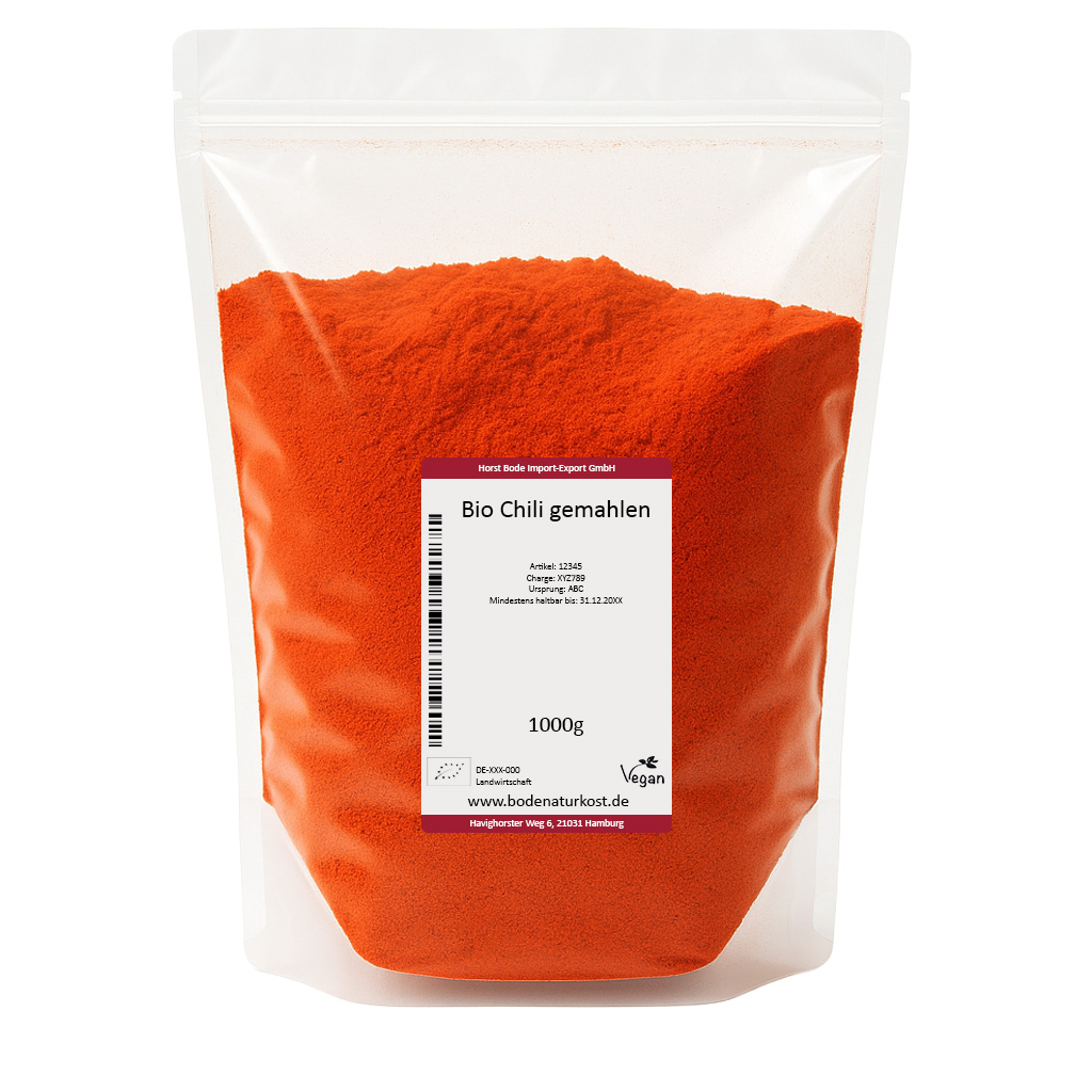 Bio Chili gemahlen 1000 g – gemahlenes Chili im wiederverschließbaren Standbeutel, vegan Standbeutel mit 1000 g Bio-Chili, fein gemahlenes, leuchtend rotes Chilipulver, weißes Etikett mit Barcode und Vegan-Symbol