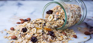 Glas mit Müsli, Nüssen und Trockenfrüchten