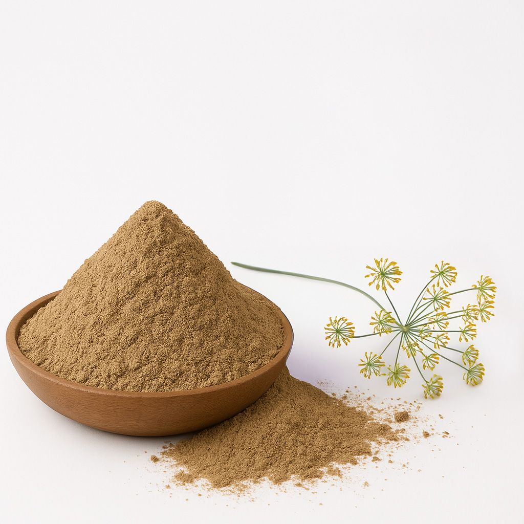 Eine Holzschale gefüllt mit Bio-Fennelpulver neben einer Fenchelblüte auf weißem Hintergrund